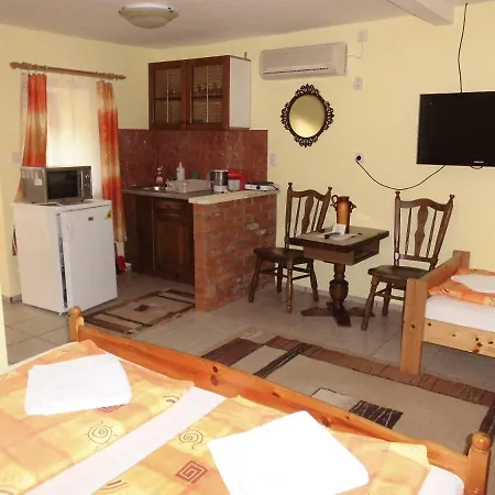 Fenyves Apartment *